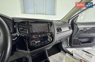 Позашляховик / Кросовер Mitsubishi Outlander 2014 в 