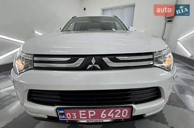 Позашляховик / Кросовер Mitsubishi Outlander 2014 в 