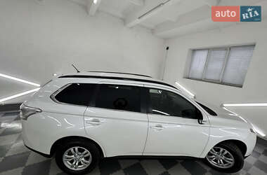 Позашляховик / Кросовер Mitsubishi Outlander 2014 в 
