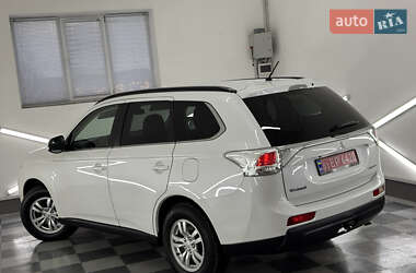 Позашляховик / Кросовер Mitsubishi Outlander 2014 в 