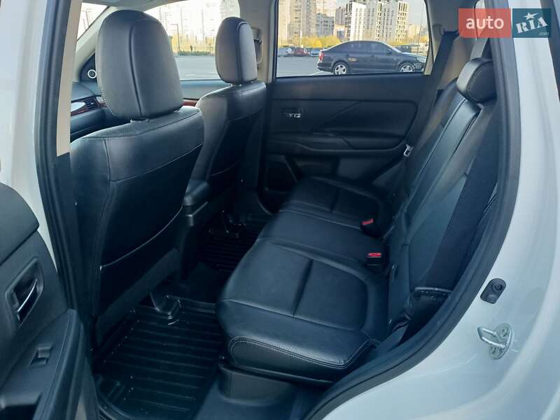 Внедорожник / Кроссовер Mitsubishi Outlander 2013 в Киеве