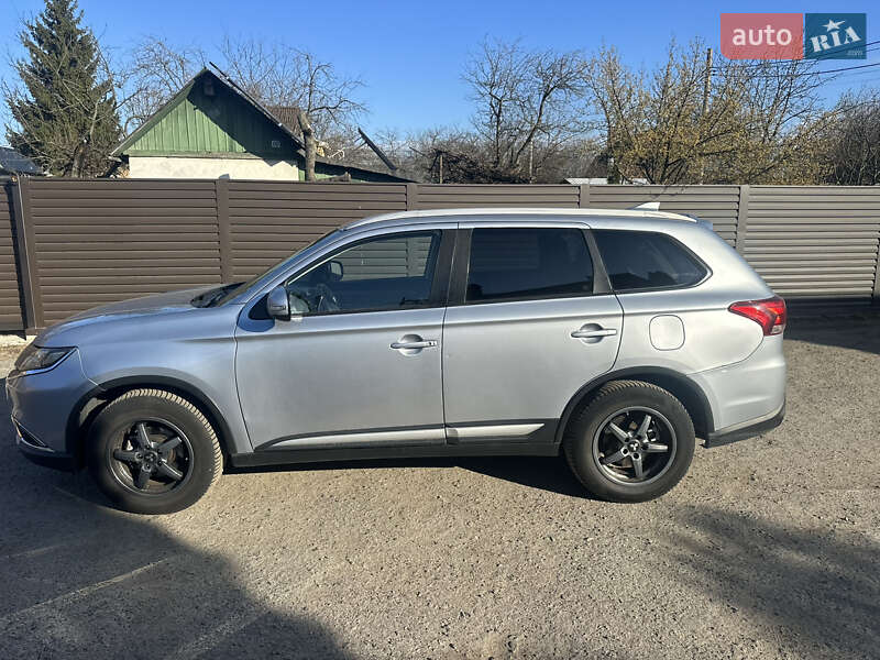 Позашляховик / Кросовер Mitsubishi Outlander 2017 в Києві