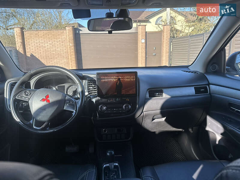 Позашляховик / Кросовер Mitsubishi Outlander 2017 в Києві