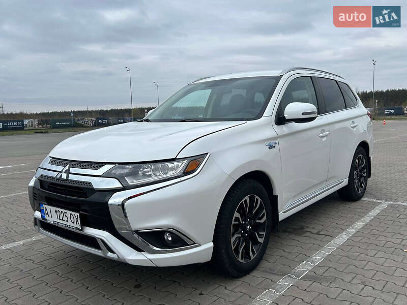 Внедорожник / Кроссовер Mitsubishi Outlander 2017 в 