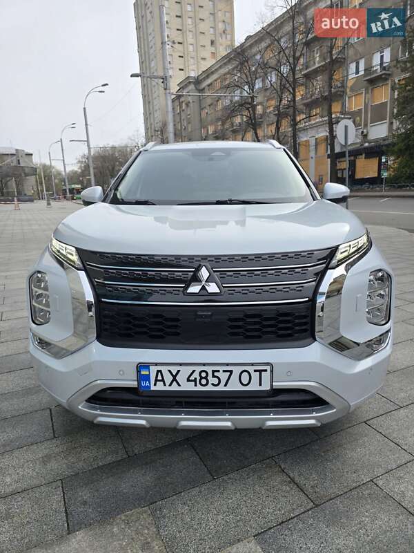 Позашляховик / Кросовер Mitsubishi Outlander 2023 в Харкові