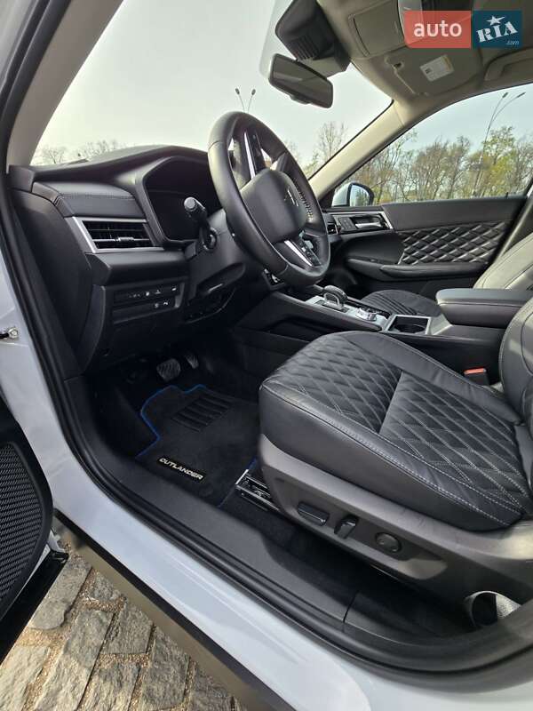 Позашляховик / Кросовер Mitsubishi Outlander 2023 в Харкові