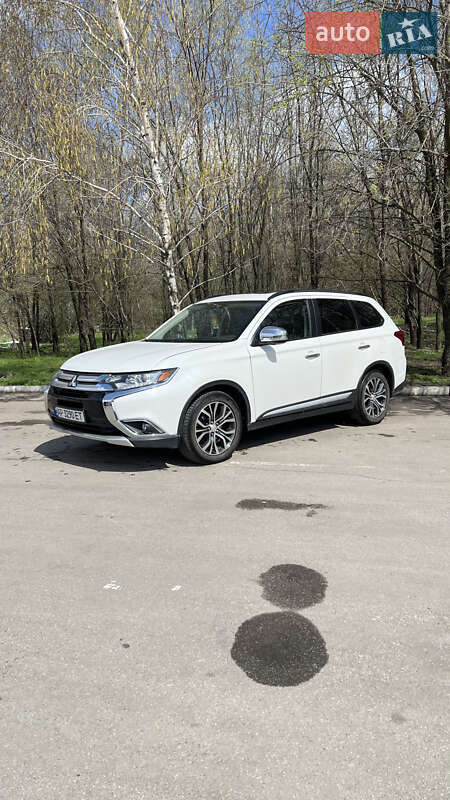 Внедорожник / Кроссовер Mitsubishi Outlander 2015 в Запорожье