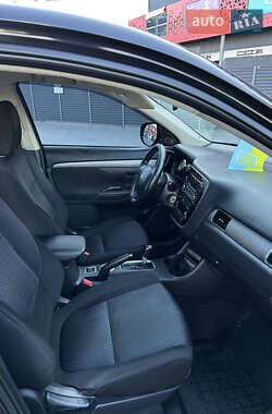 Внедорожник / Кроссовер Mitsubishi Outlander 2014 в 