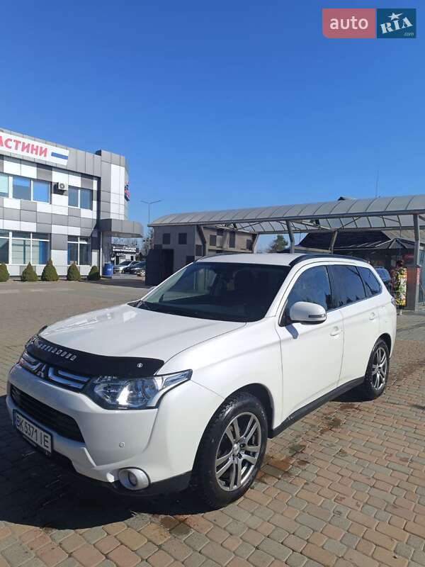 Внедорожник / Кроссовер Mitsubishi Outlander 2012 в 