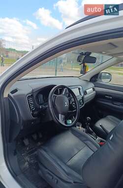 Внедорожник / Кроссовер Mitsubishi Outlander 2012 в 