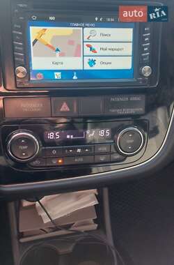 Внедорожник / Кроссовер Mitsubishi Outlander 2012 в 