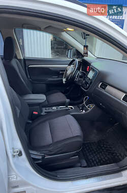 Внедорожник / Кроссовер Mitsubishi Outlander 2013 в 