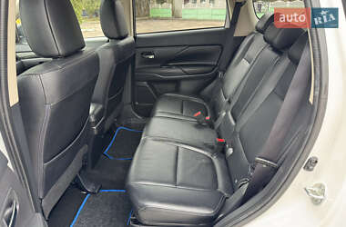 Внедорожник / Кроссовер Mitsubishi Outlander 2016 в 