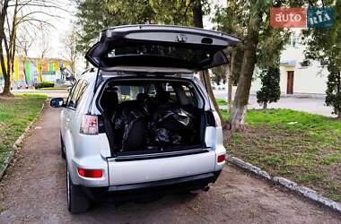 Внедорожник / Кроссовер Mitsubishi Outlander 2012 в 