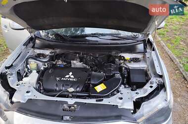 Внедорожник / Кроссовер Mitsubishi Outlander 2012 в 