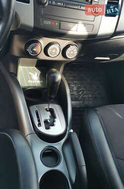 Внедорожник / Кроссовер Mitsubishi Outlander 2012 в 