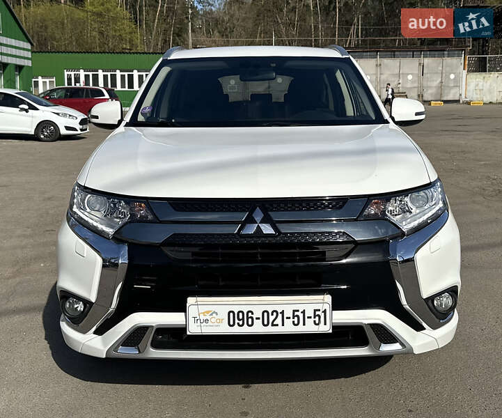 Внедорожник / Кроссовер Mitsubishi Outlander 2020 в Киеве