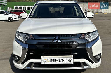 Позашляховик / Кросовер Mitsubishi Outlander 2020 в 