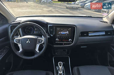 Позашляховик / Кросовер Mitsubishi Outlander 2020 в 