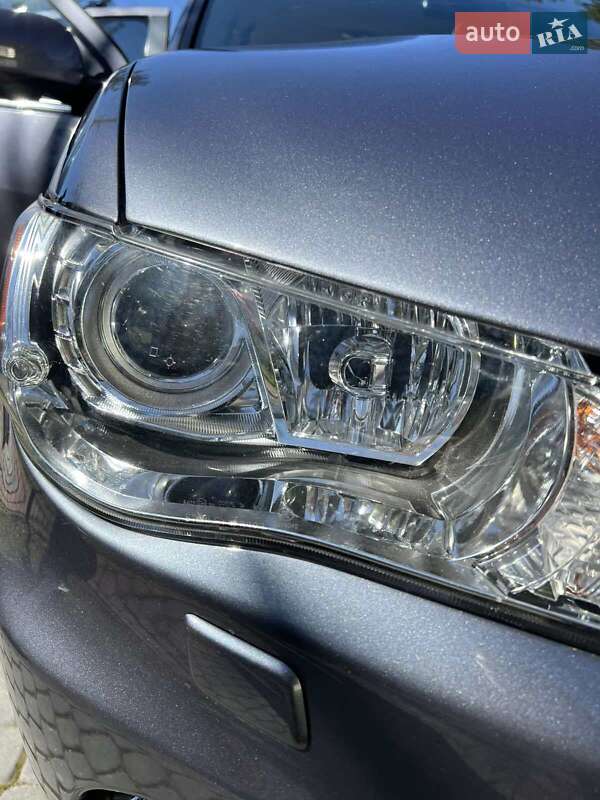 Внедорожник / Кроссовер Mitsubishi Outlander 2010 в Коломые