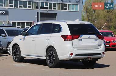 Внедорожник / Кроссовер Mitsubishi Outlander 2017 в 