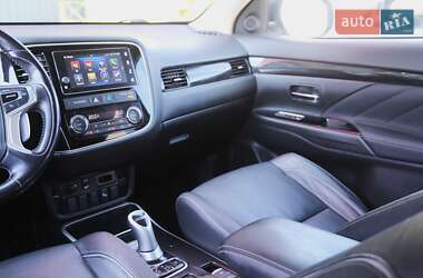 Внедорожник / Кроссовер Mitsubishi Outlander 2017 в 