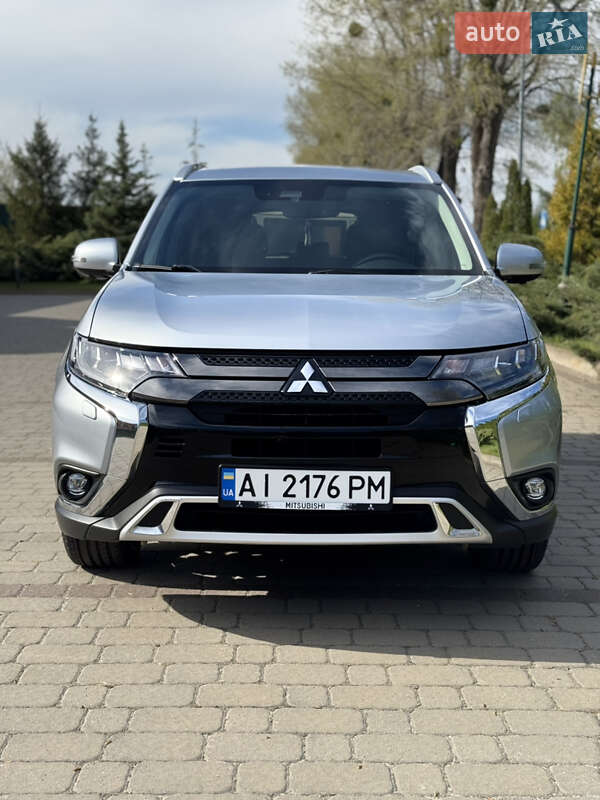 Внедорожник / Кроссовер Mitsubishi Outlander 2016 в Киеве