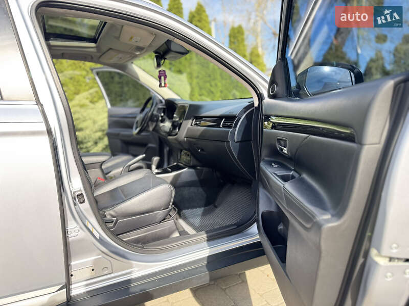 Внедорожник / Кроссовер Mitsubishi Outlander 2016 в Киеве
