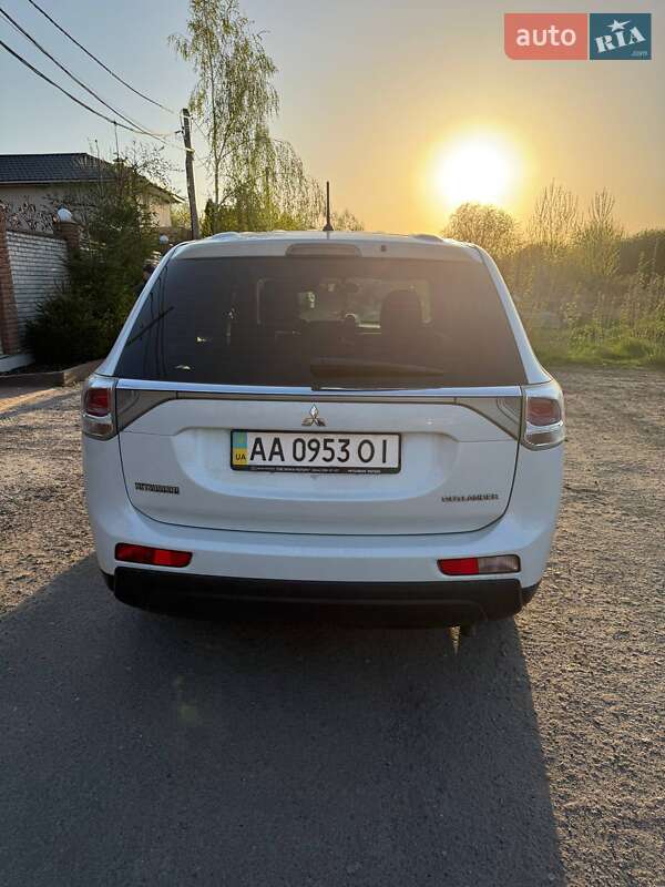 Позашляховик / Кросовер Mitsubishi Outlander 2013 в Києві
