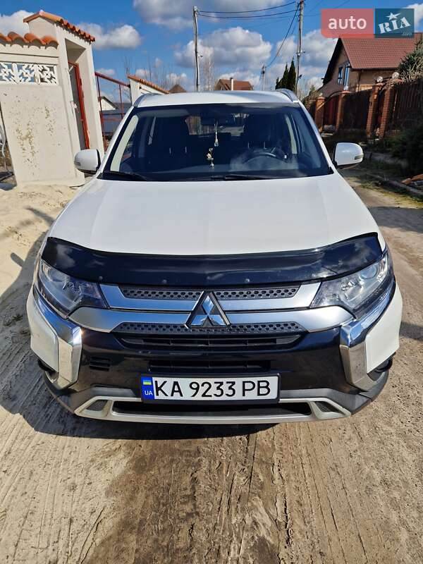 Позашляховик / Кросовер Mitsubishi Outlander 2019 в 