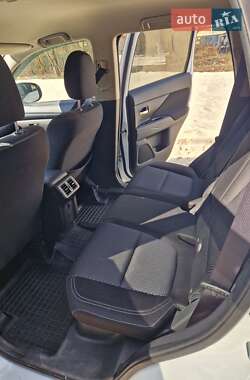 Позашляховик / Кросовер Mitsubishi Outlander 2019 в 