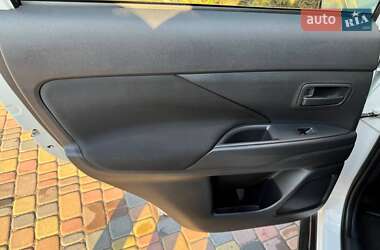 Внедорожник / Кроссовер Mitsubishi Outlander 2012 в 