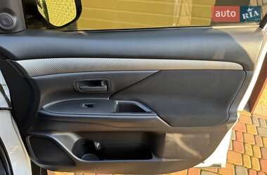 Внедорожник / Кроссовер Mitsubishi Outlander 2012 в 