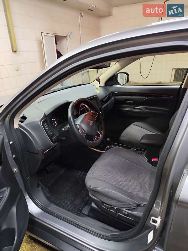 Позашляховик / Кросовер Mitsubishi Outlander 2021 в Кропивницькому