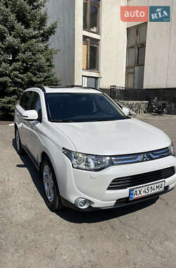 Внедорожник / Кроссовер Mitsubishi Outlander 2013 в 