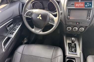Внедорожник / Кроссовер Mitsubishi Outlander 2017 в 