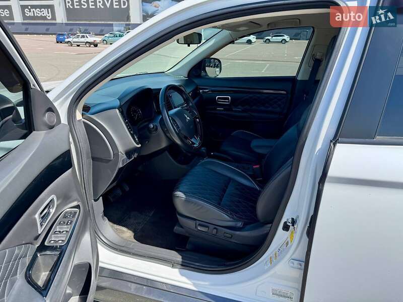 Внедорожник / Кроссовер Mitsubishi Outlander 2015 в Киеве