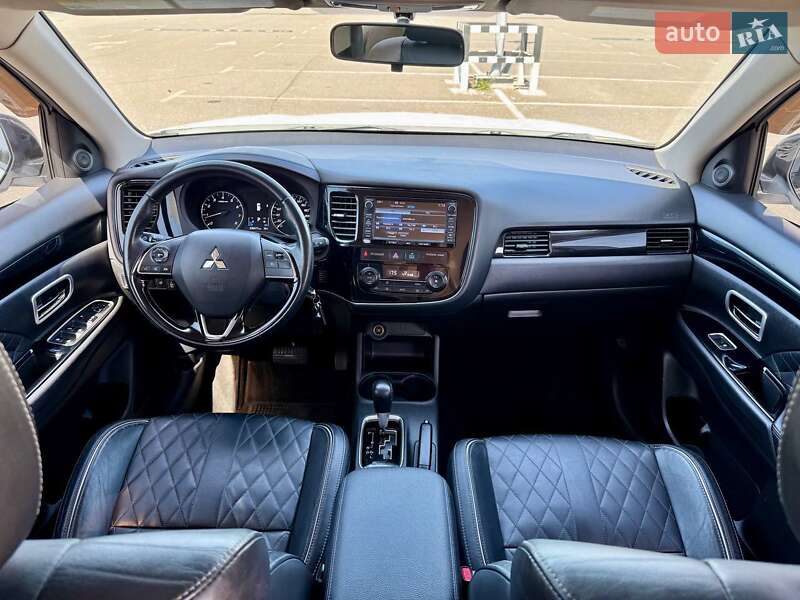 Внедорожник / Кроссовер Mitsubishi Outlander 2015 в Киеве