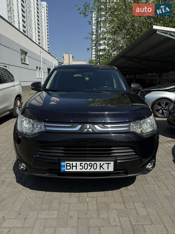 Внедорожник / Кроссовер Mitsubishi Outlander 2013 в 