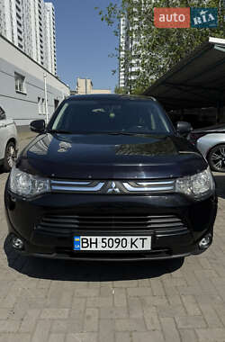 Внедорожник / Кроссовер Mitsubishi Outlander 2013 в 