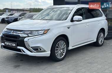 Позашляховик / Кросовер Mitsubishi Outlander 2021 в 