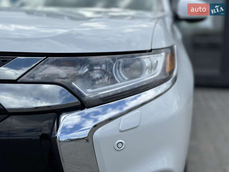 Позашляховик / Кросовер Mitsubishi Outlander 2021 в Чернівцях