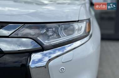 Позашляховик / Кросовер Mitsubishi Outlander 2021 в 