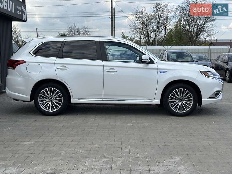 Позашляховик / Кросовер Mitsubishi Outlander 2021 в Чернівцях