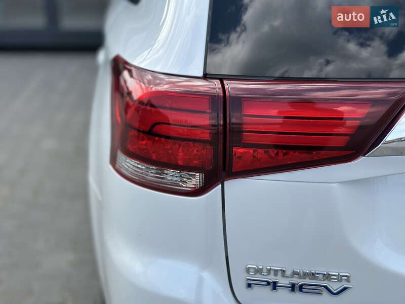 Позашляховик / Кросовер Mitsubishi Outlander 2021 в Чернівцях