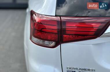 Позашляховик / Кросовер Mitsubishi Outlander 2021 в 