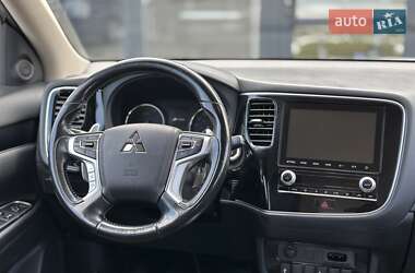 Позашляховик / Кросовер Mitsubishi Outlander 2021 в 