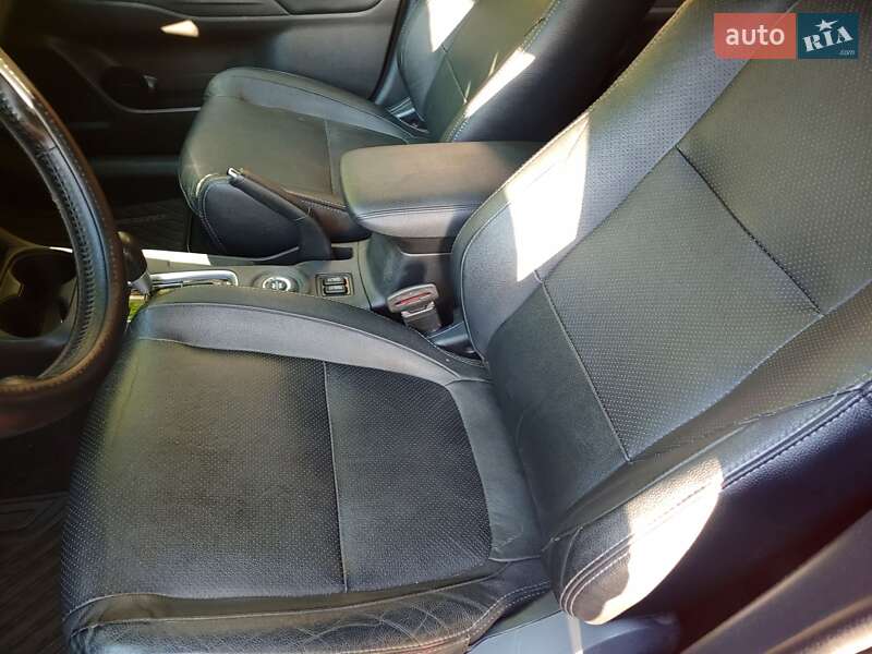 Позашляховик / Кросовер Mitsubishi Outlander 2015 в Києві