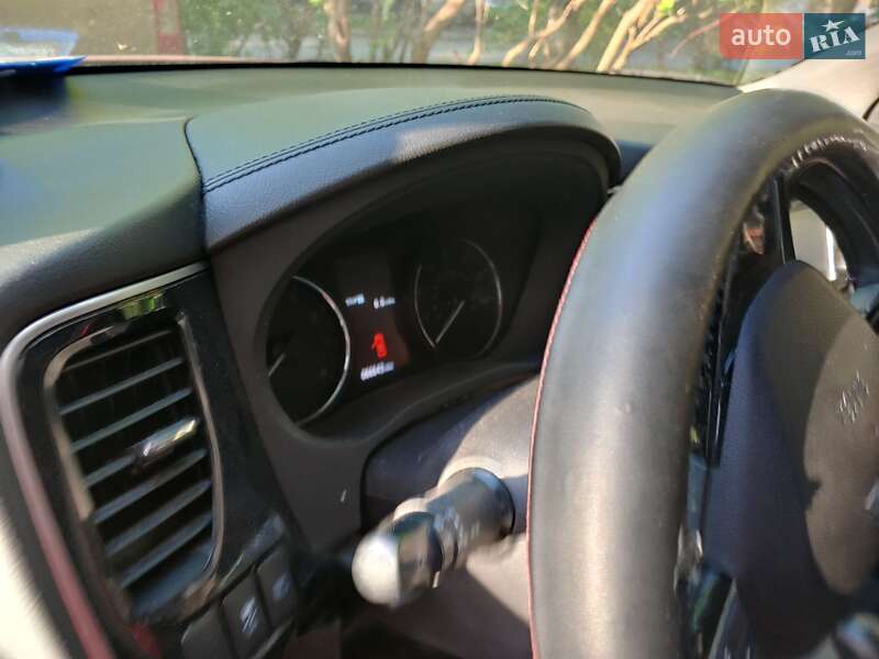 Позашляховик / Кросовер Mitsubishi Outlander 2015 в Києві