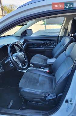 Внедорожник / Кроссовер Mitsubishi Outlander 2019 в 